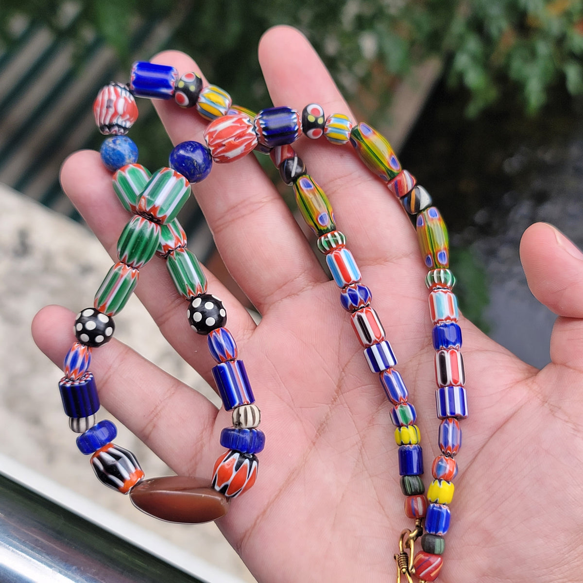 Halskette aus Glas im Antik-Stil mit Chevron-Muster, Edelstein-Achat und Lapislazuli-Perlen