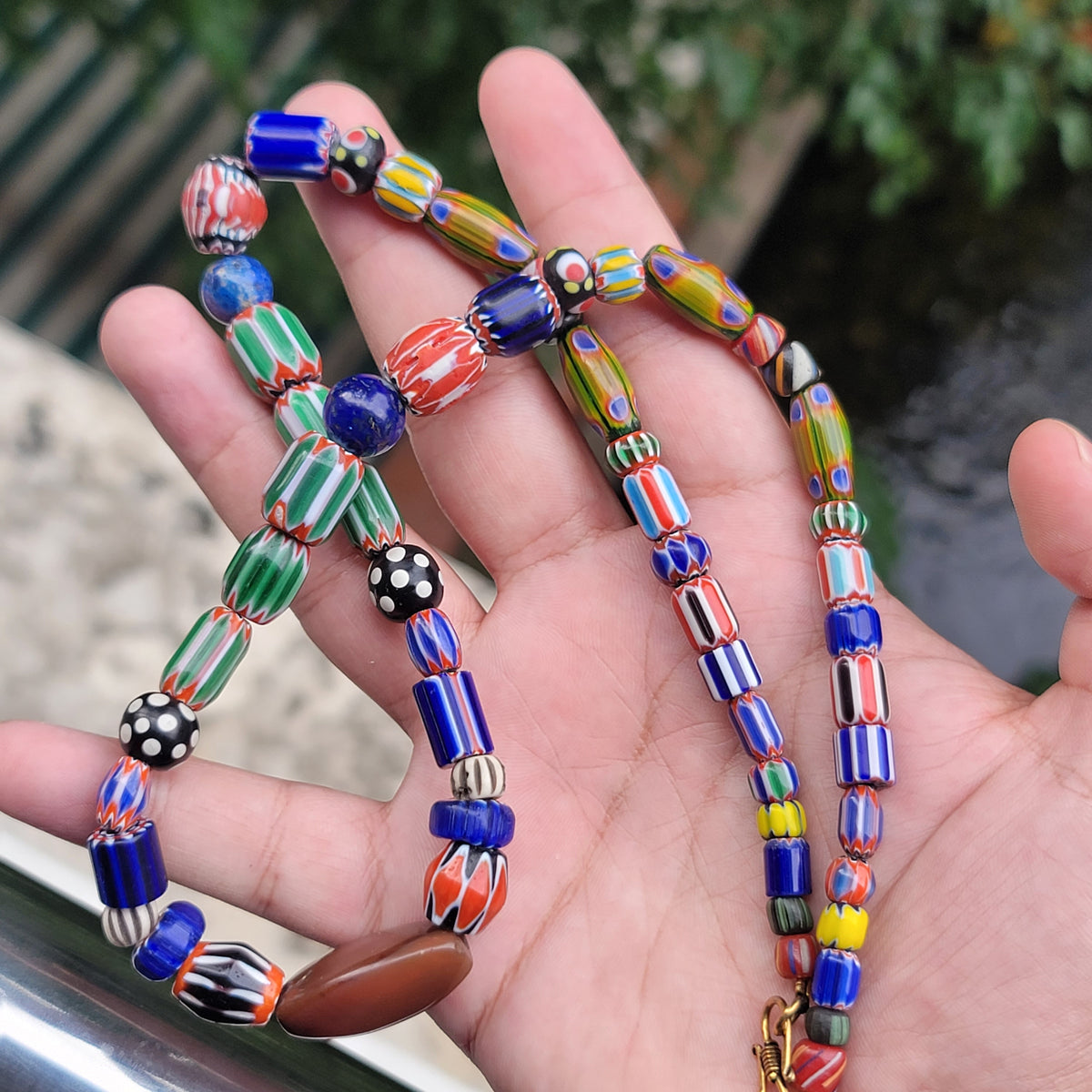 Halskette aus Glas im Antik-Stil mit Chevron-Muster, Edelstein-Achat und Lapislazuli-Perlen