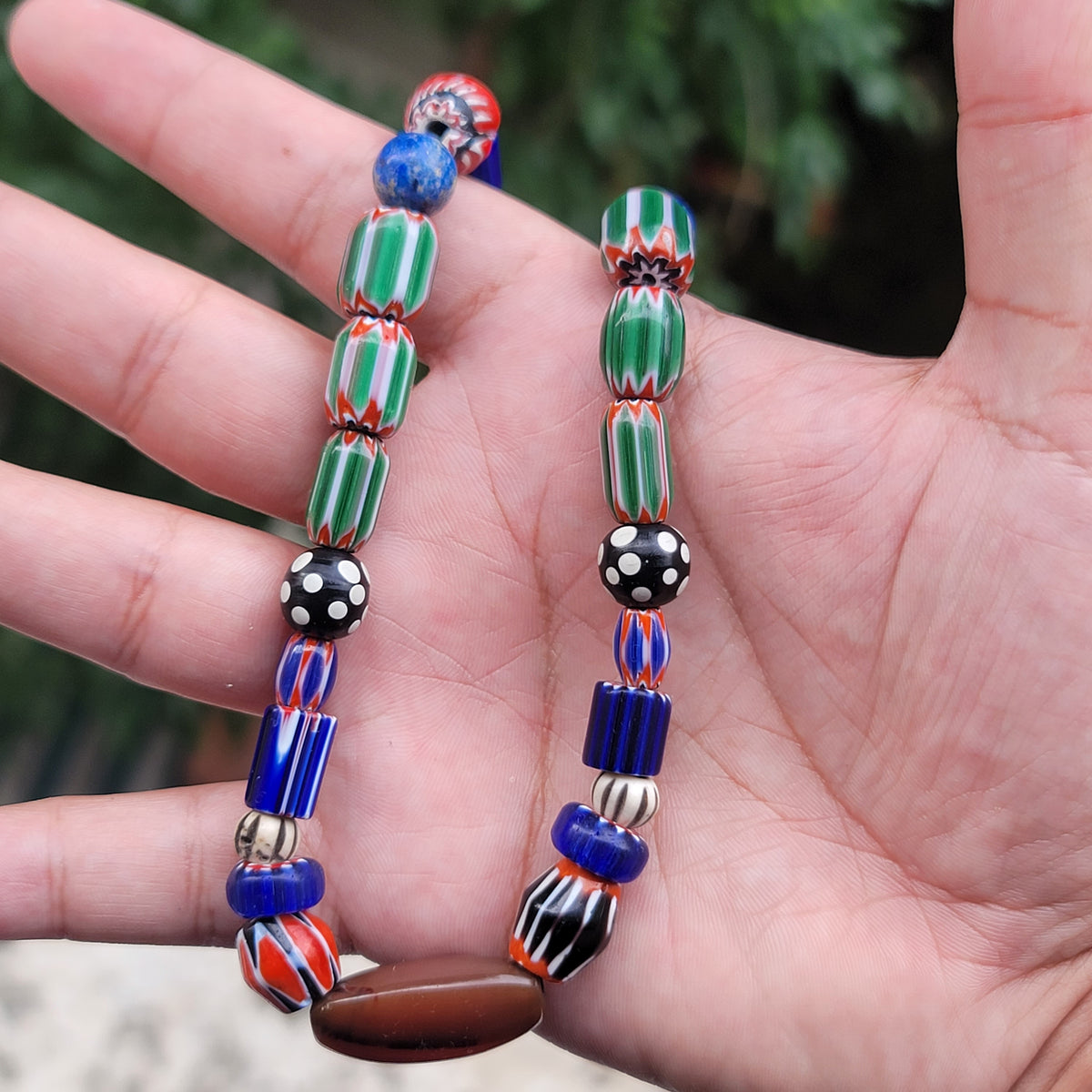 Halskette aus Glas im Antik-Stil mit Chevron-Muster, Edelstein-Achat und Lapislazuli-Perlen