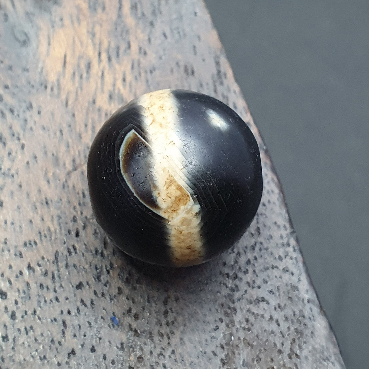 Suliemani Eye 1 Line Rare Himalayan Anituqe Agate Bead Amulet