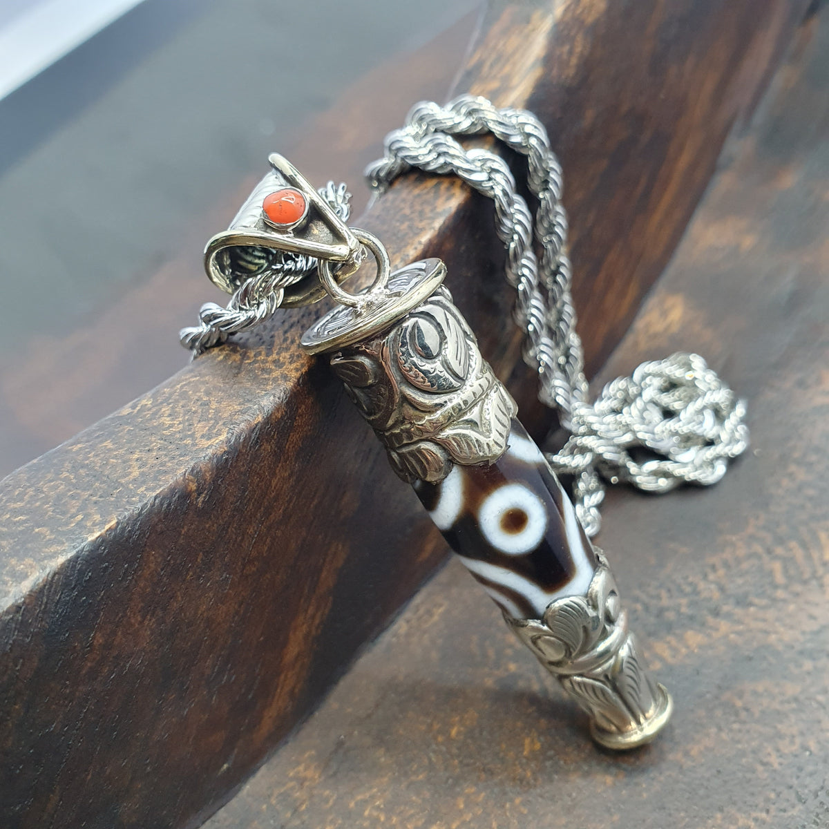 Collier pendentif tibétain vintage en laiton et agate à 5 yeux