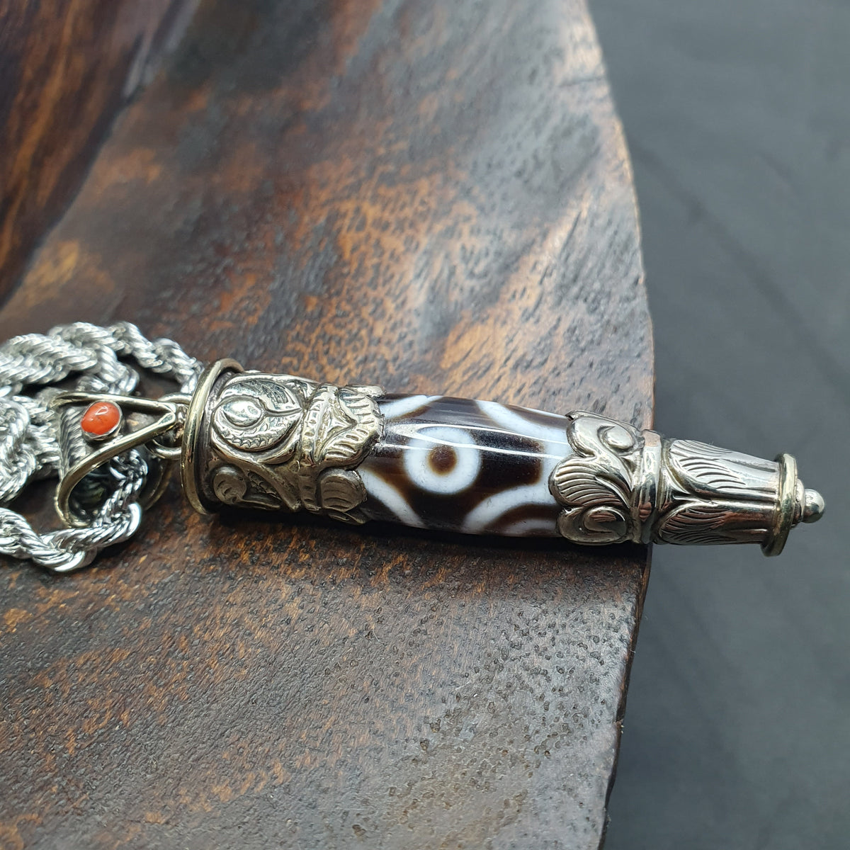 Collier pendentif tibétain vintage en laiton et agate à 5 yeux