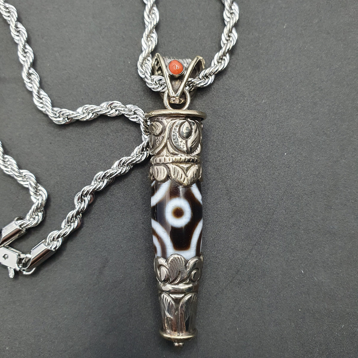 Collier pendentif tibétain vintage en laiton et agate à 5 yeux
