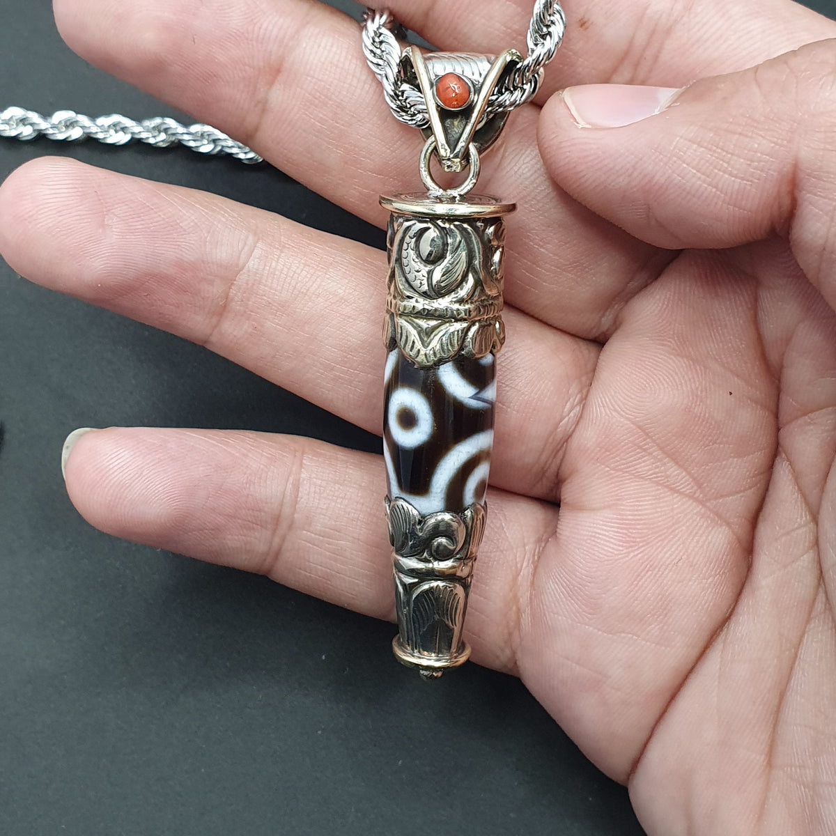 Collier pendentif tibétain vintage en laiton et agate à 5 yeux