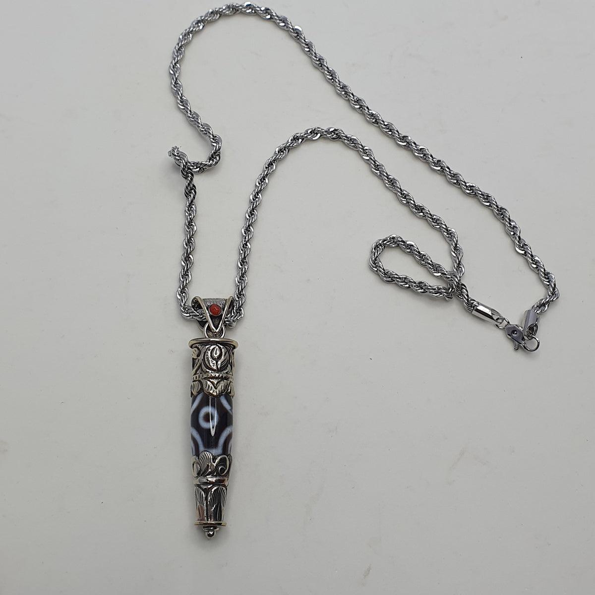 Collier pendentif tibétain vintage en laiton et agate à 5 yeux
