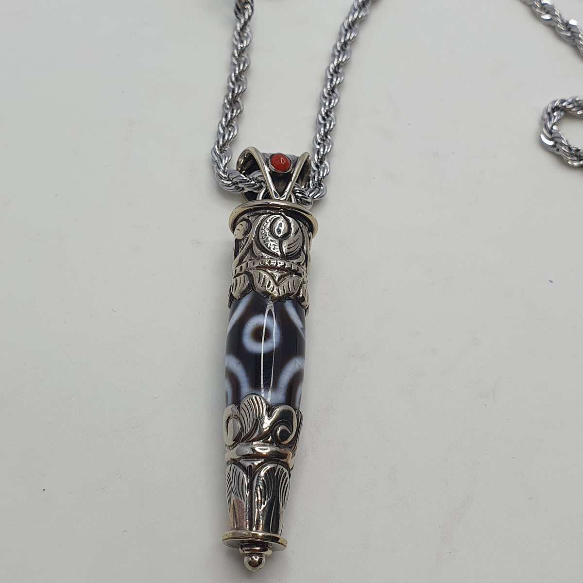 Collier pendentif tibétain vintage en laiton et agate à 5 yeux