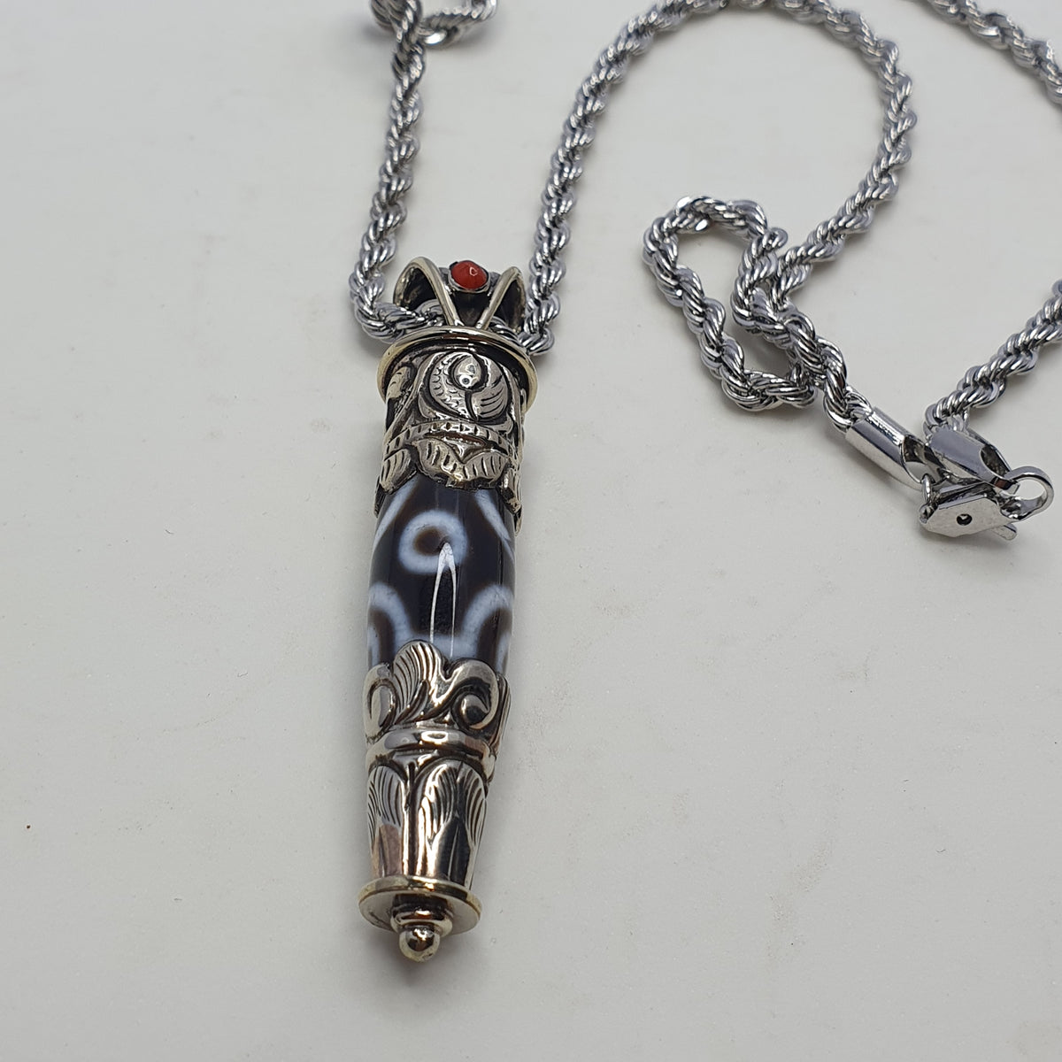 Collier pendentif tibétain vintage en laiton et agate à 5 yeux