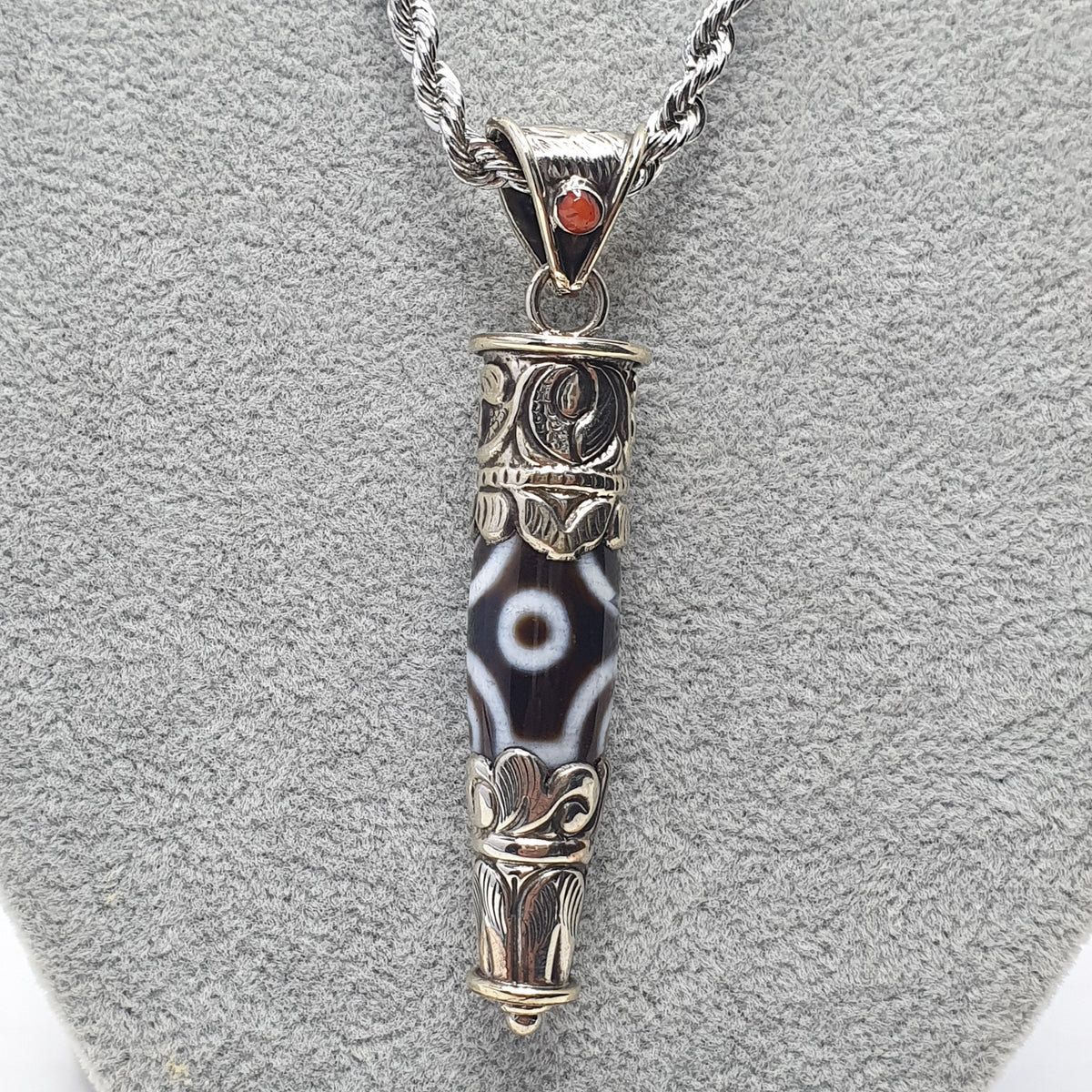 Collier pendentif tibétain vintage en laiton et agate à 5 yeux