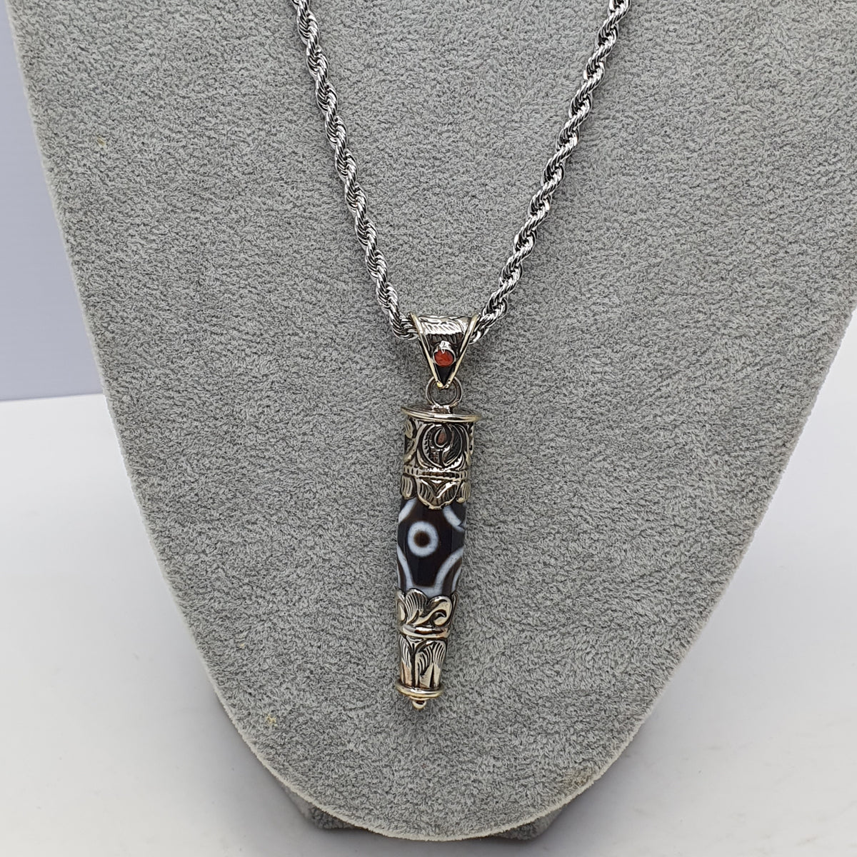 Collier pendentif tibétain vintage en laiton et agate à 5 yeux