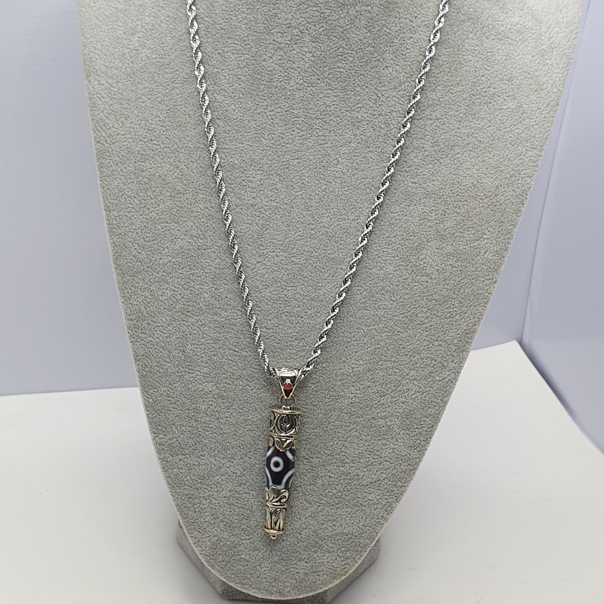 Collier pendentif tibétain vintage en laiton et agate à 5 yeux