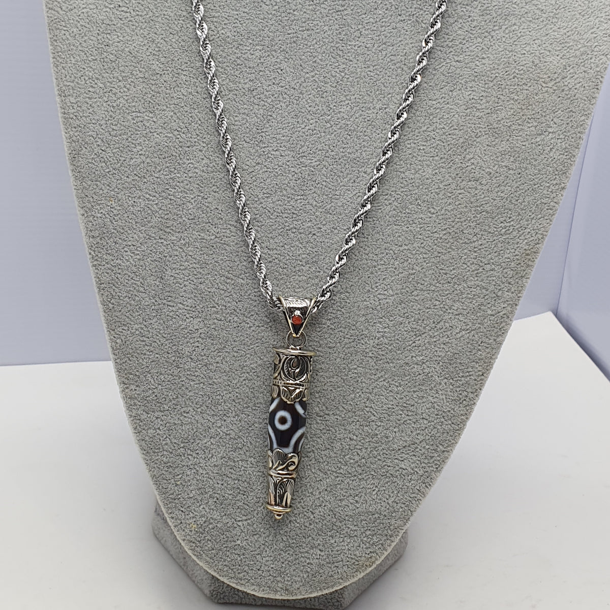 Collier pendentif tibétain vintage en laiton et agate à 5 yeux