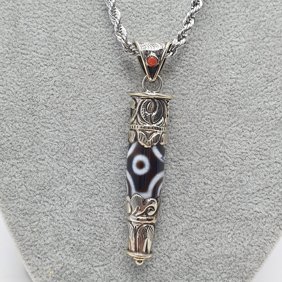 Collier pendentif tibétain vintage en laiton et agate à 5 yeux