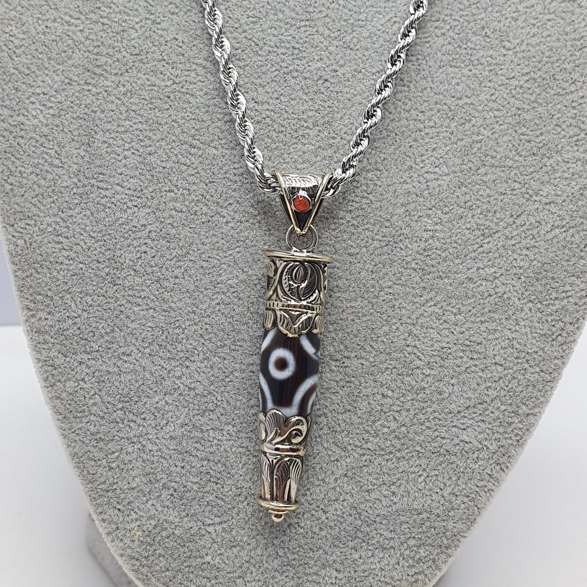Collier pendentif tibétain vintage en laiton et agate à 5 yeux