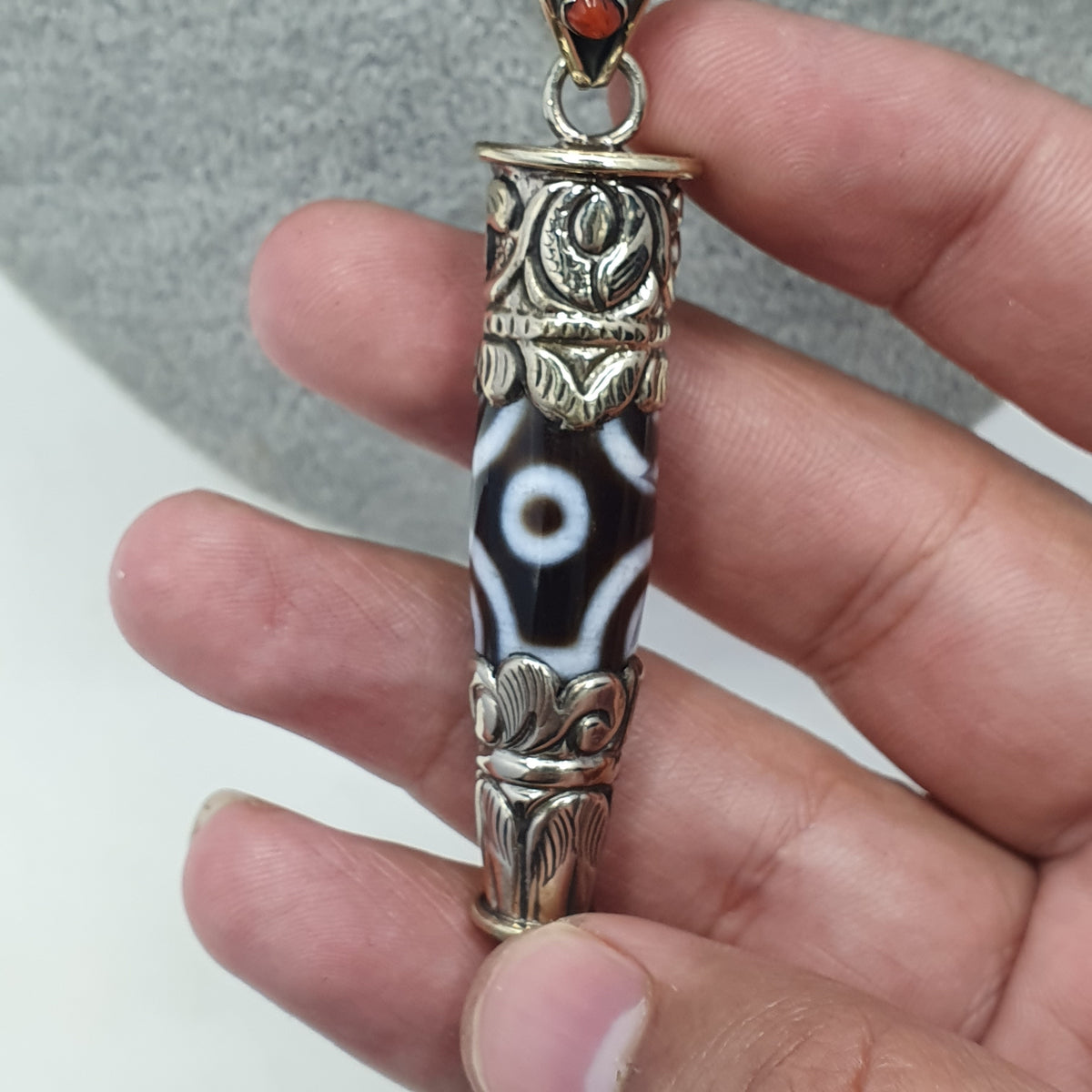 Collier pendentif tibétain vintage en laiton et agate à 5 yeux