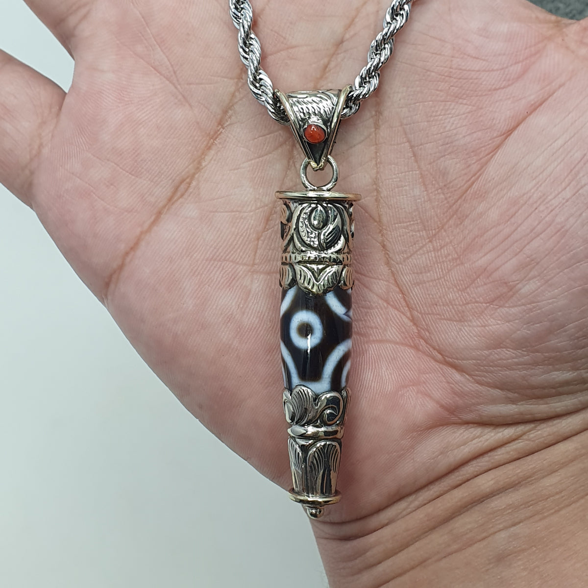 Collier pendentif tibétain vintage en laiton et agate à 5 yeux