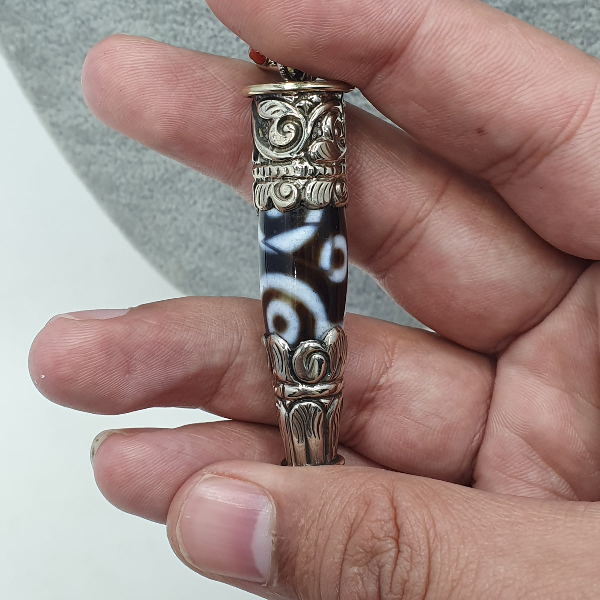 Collier pendentif tibétain vintage en laiton et agate à 5 yeux