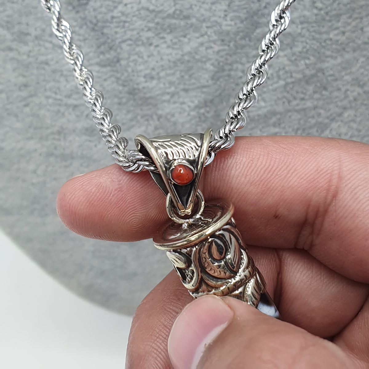 Collier pendentif tibétain vintage en laiton et agate à 5 yeux