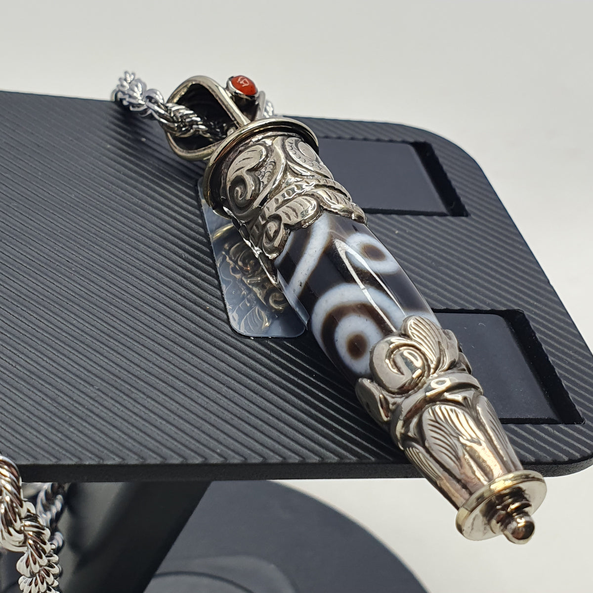 Collier pendentif tibétain vintage en laiton et agate à 5 yeux