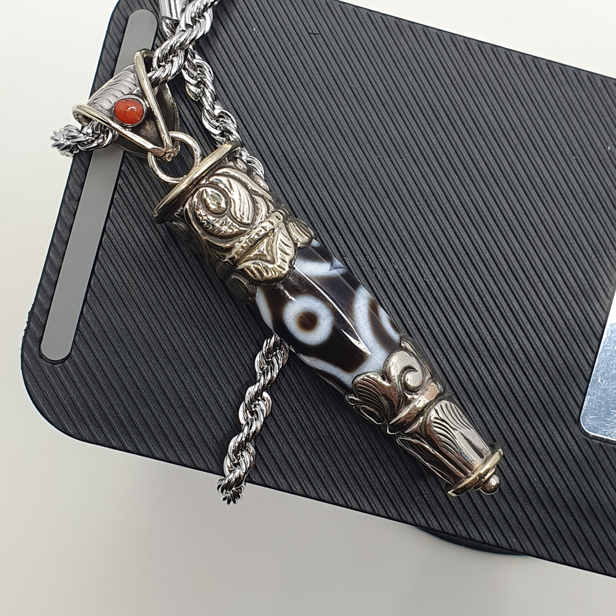 Collier pendentif tibétain vintage en laiton et agate à 5 yeux