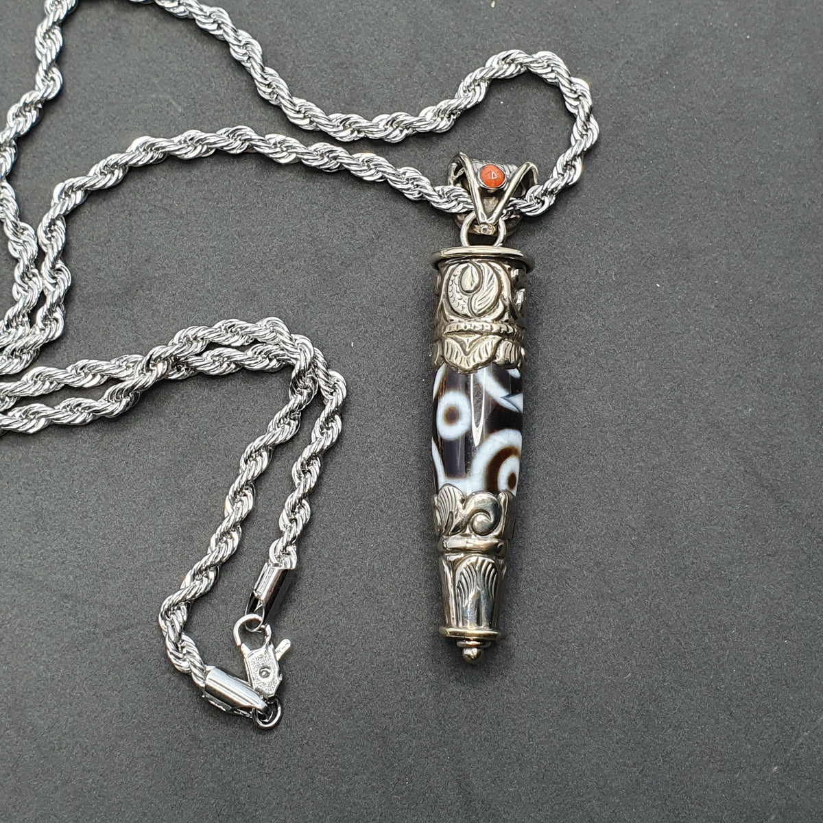 Collier pendentif tibétain vintage en laiton et agate à 5 yeux