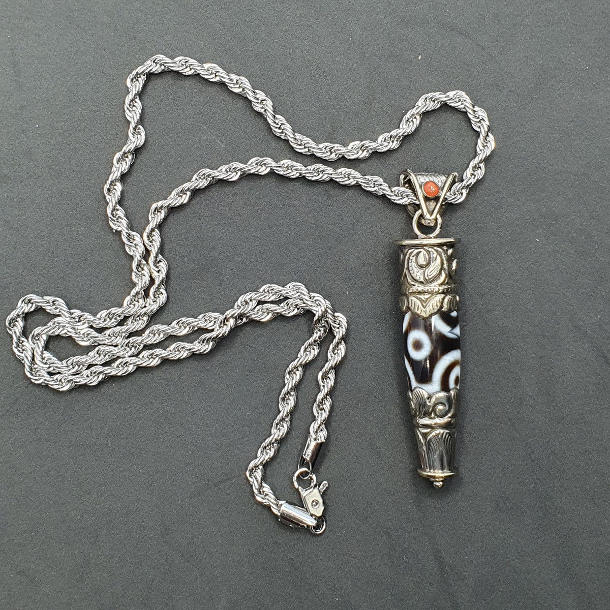 Collier pendentif tibétain vintage en laiton et agate à 5 yeux