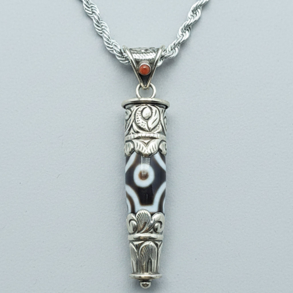 Collier pendentif tibétain vintage en laiton et agate à 5 yeux