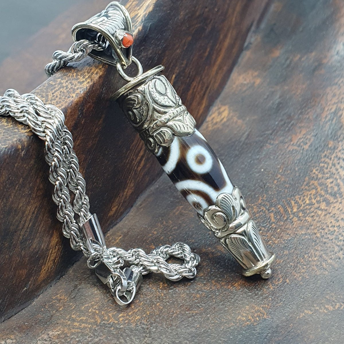 Collier pendentif tibétain vintage en laiton et agate à 5 yeux