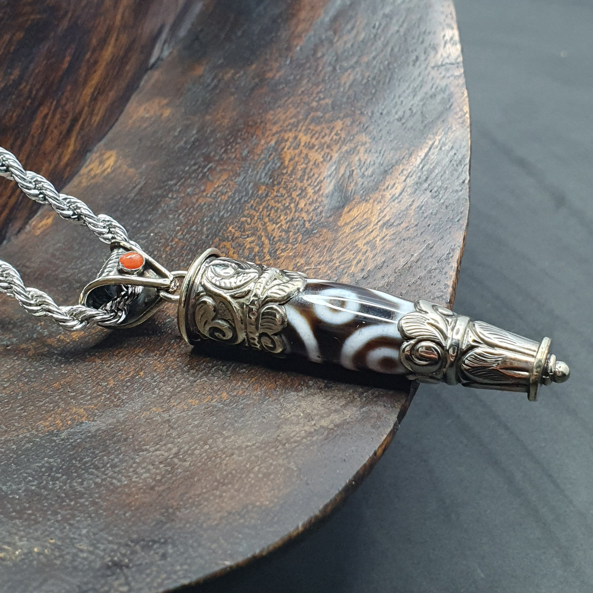 Collier pendentif tibétain vintage en laiton et agate à 5 yeux