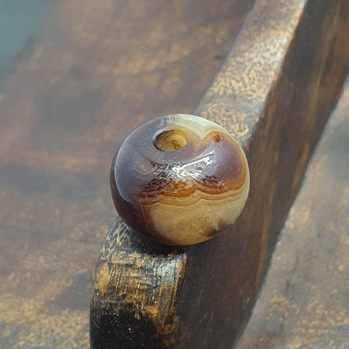 Perle tibétaine himalayenne en agate avec un motif ancien incroyable