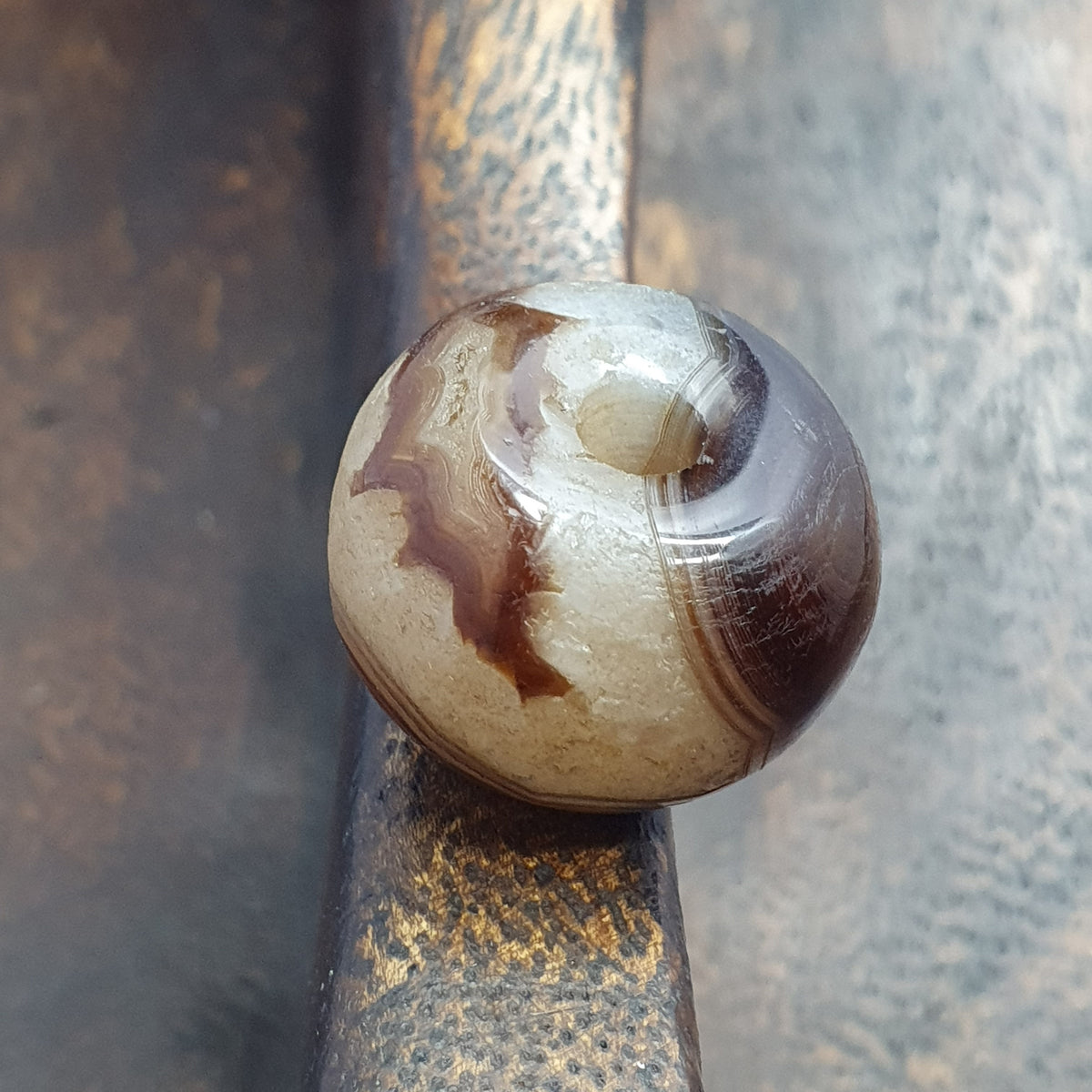 Perle tibétaine himalayenne en agate avec un motif ancien incroyable