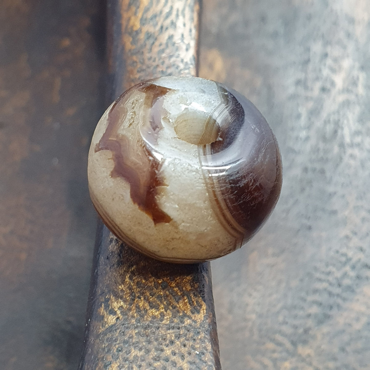 Perle tibétaine himalayenne en agate avec un motif ancien incroyable