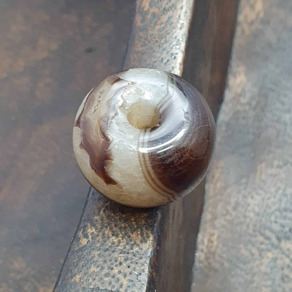 Perle tibétaine himalayenne en agate avec un motif ancien incroyable