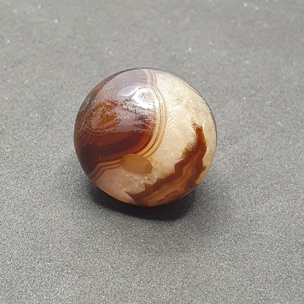 Perle tibétaine himalayenne en agate avec un motif ancien incroyable