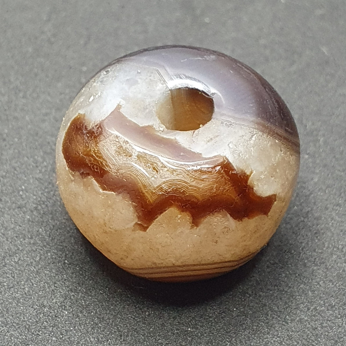 Perle tibétaine himalayenne en agate avec un motif ancien incroyable