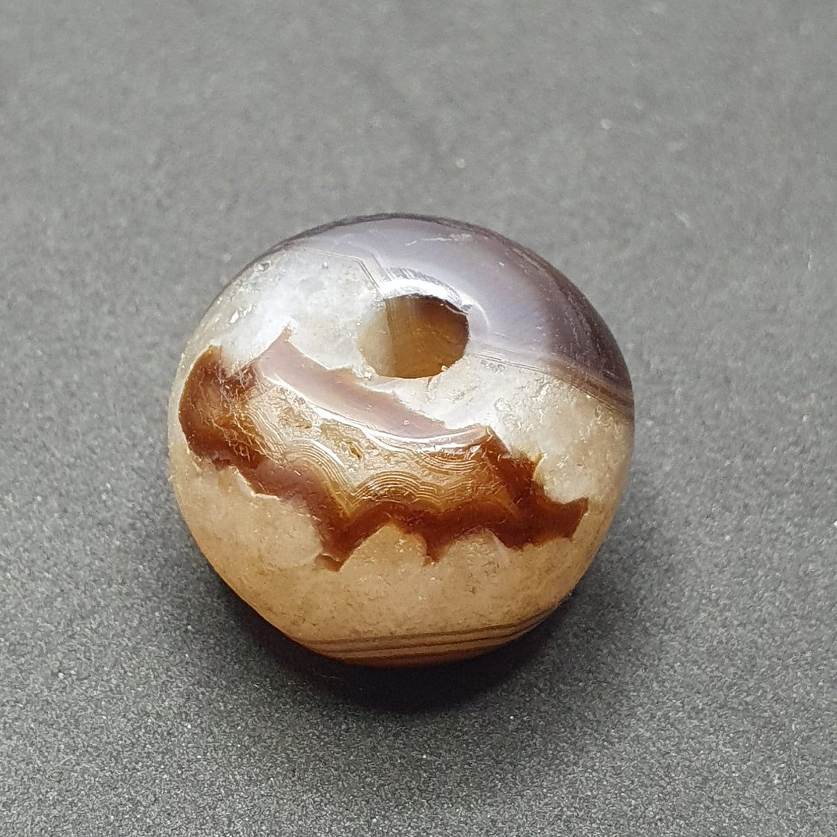 Perle tibétaine himalayenne en agate avec un motif ancien incroyable