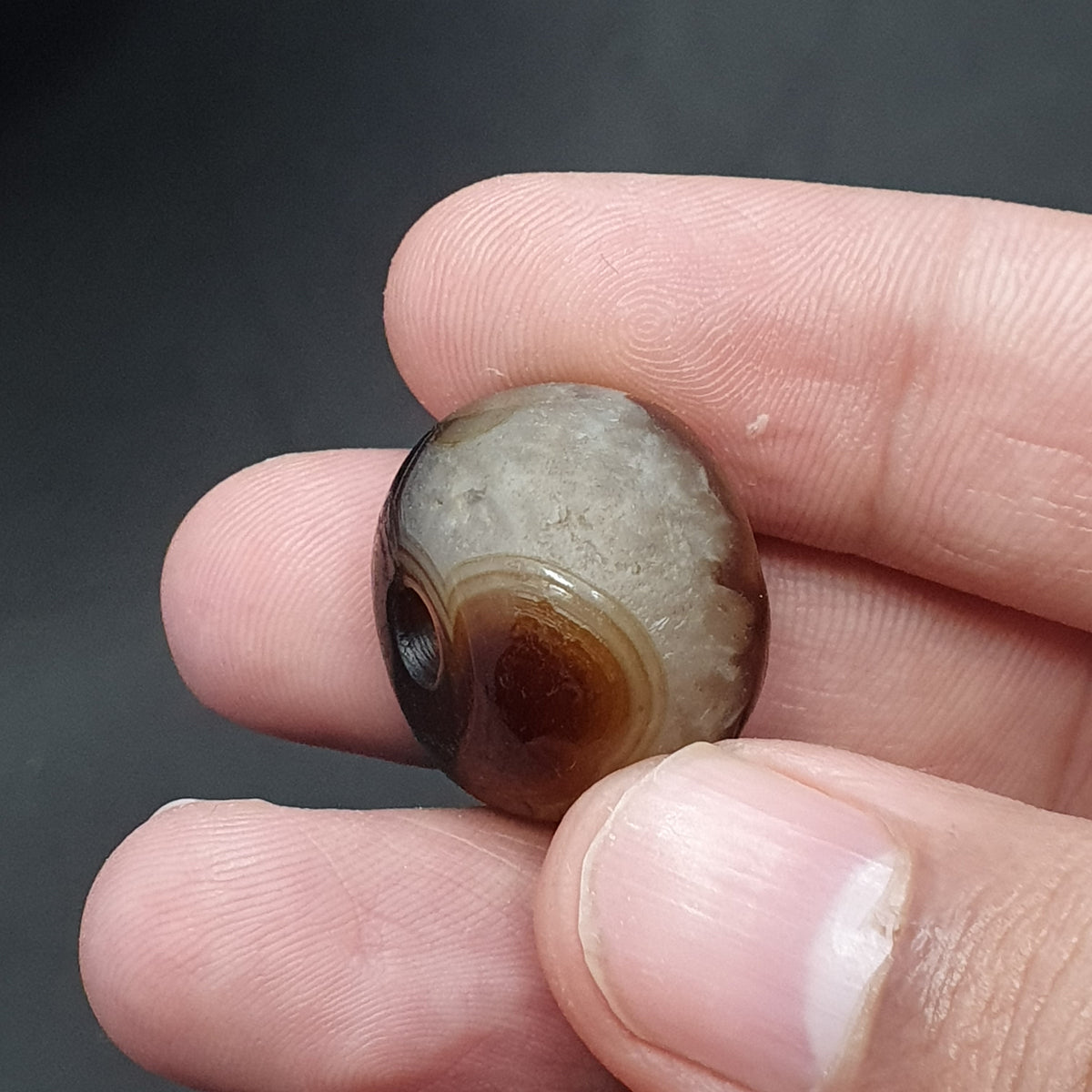 Perle tibétaine himalayenne en agate avec un motif ancien incroyable