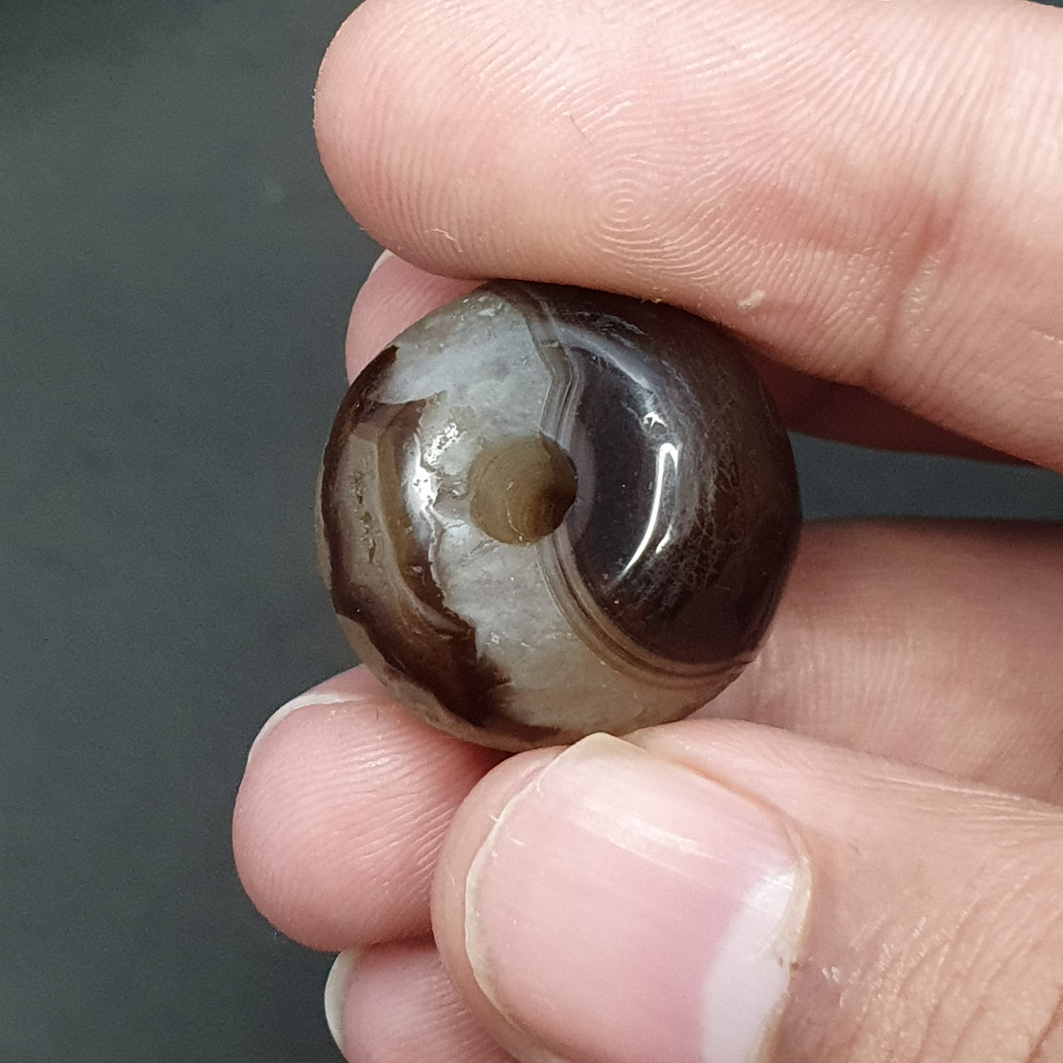 Perle tibétaine himalayenne en agate avec un motif ancien incroyable