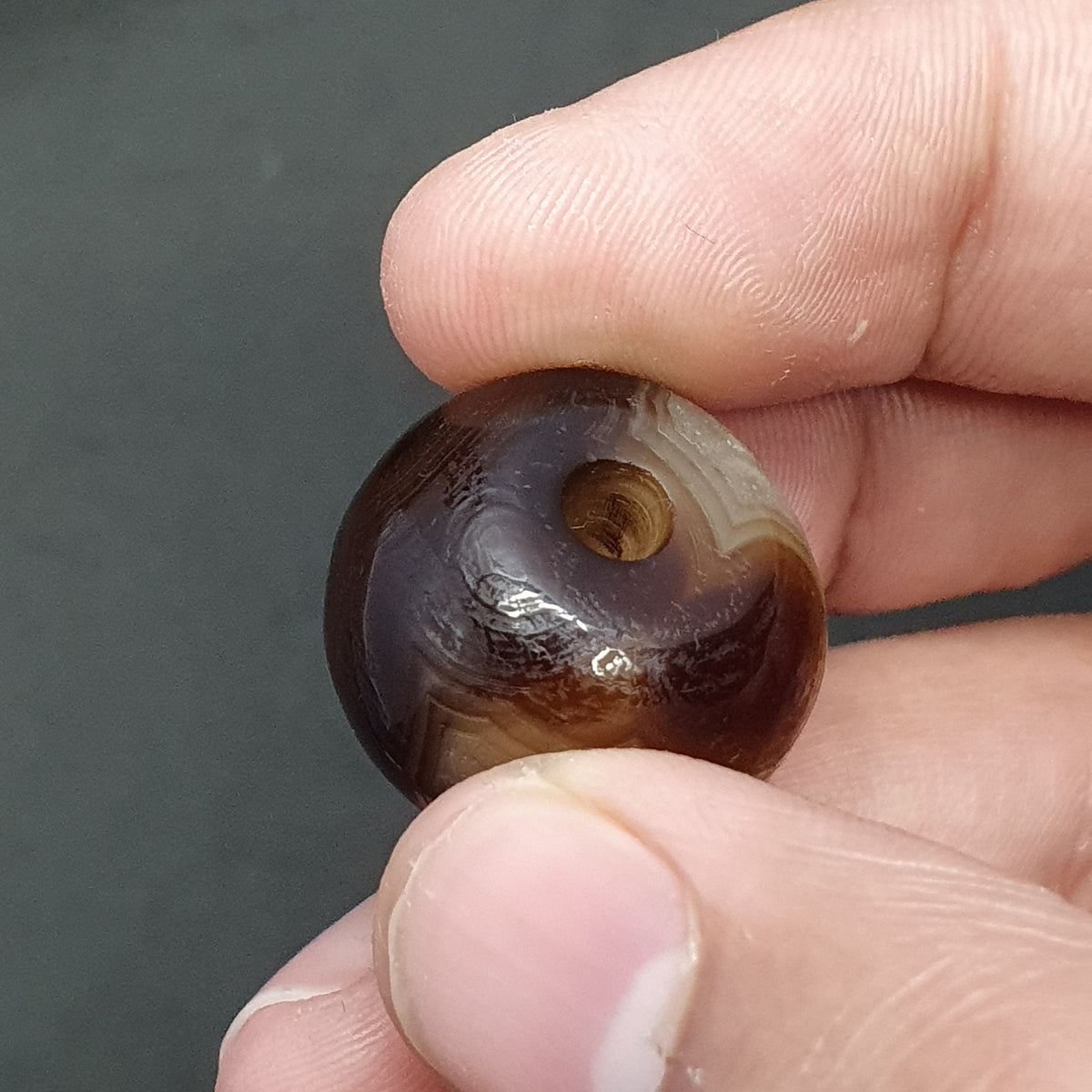 Perle tibétaine himalayenne en agate avec un motif ancien incroyable