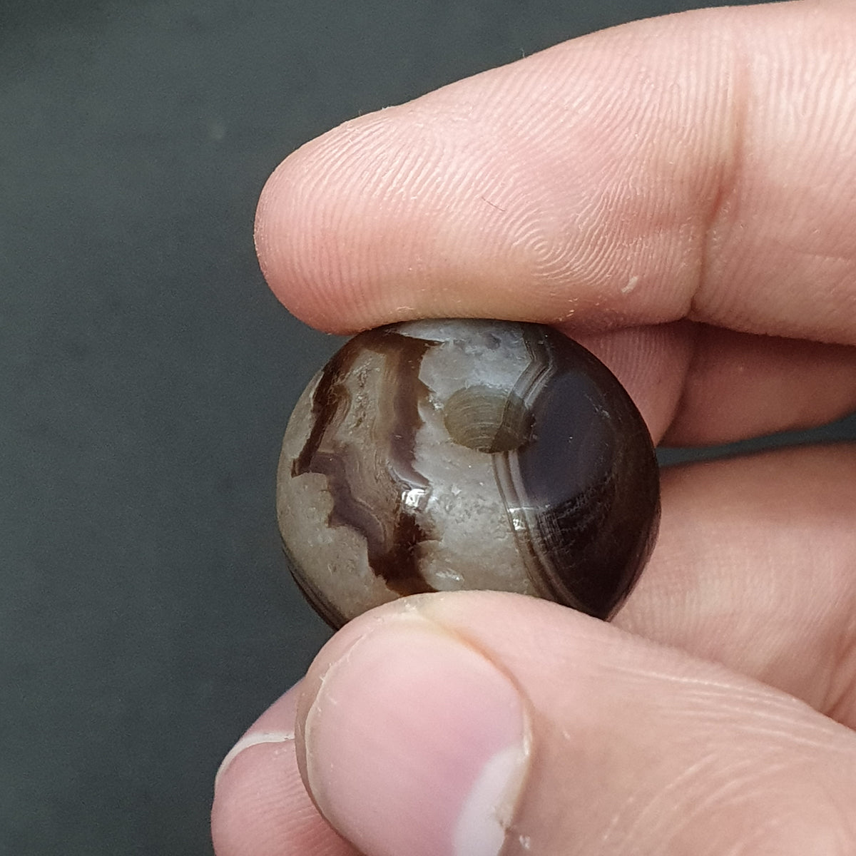 Perle tibétaine himalayenne en agate avec un motif ancien incroyable