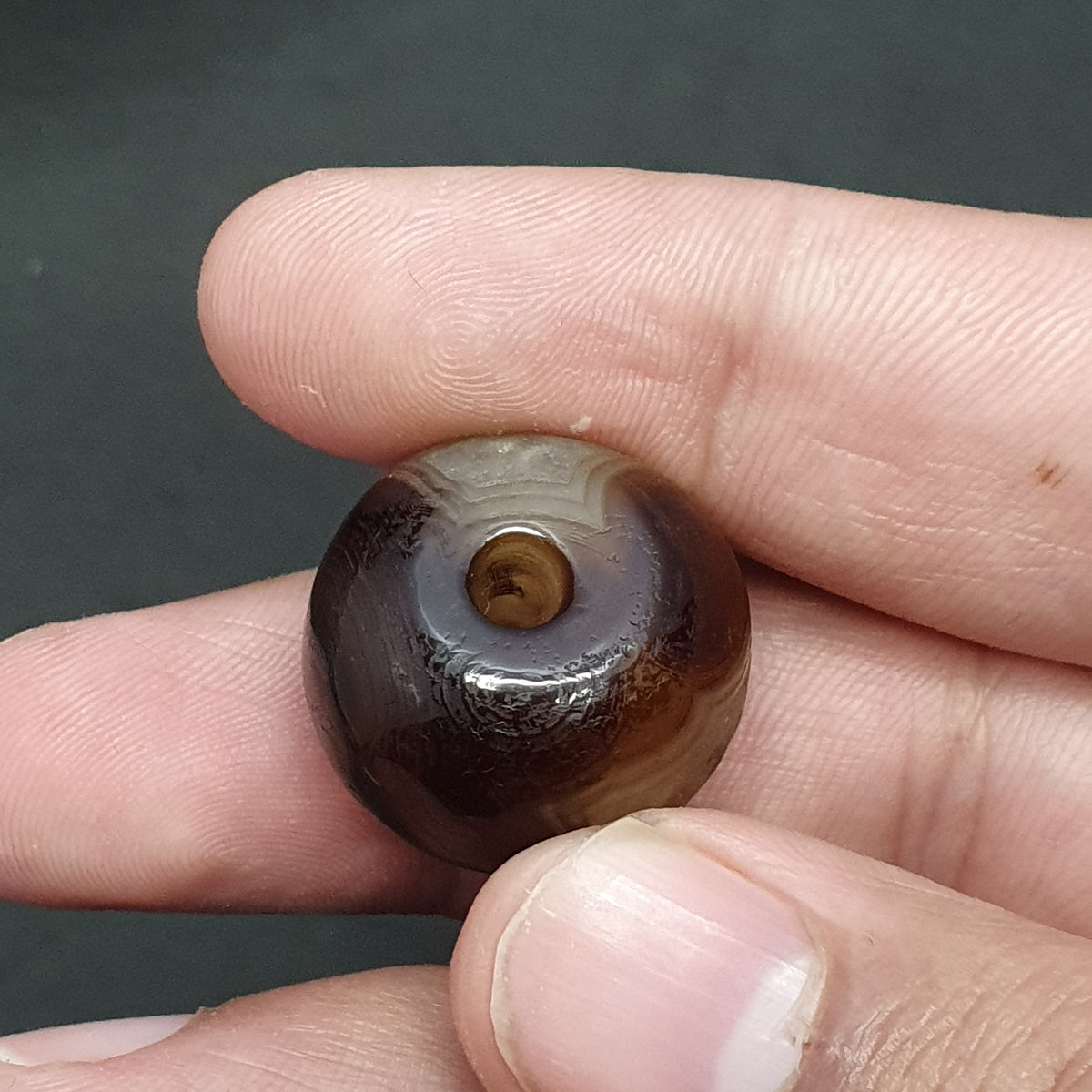 Perle tibétaine himalayenne en agate avec un motif ancien incroyable