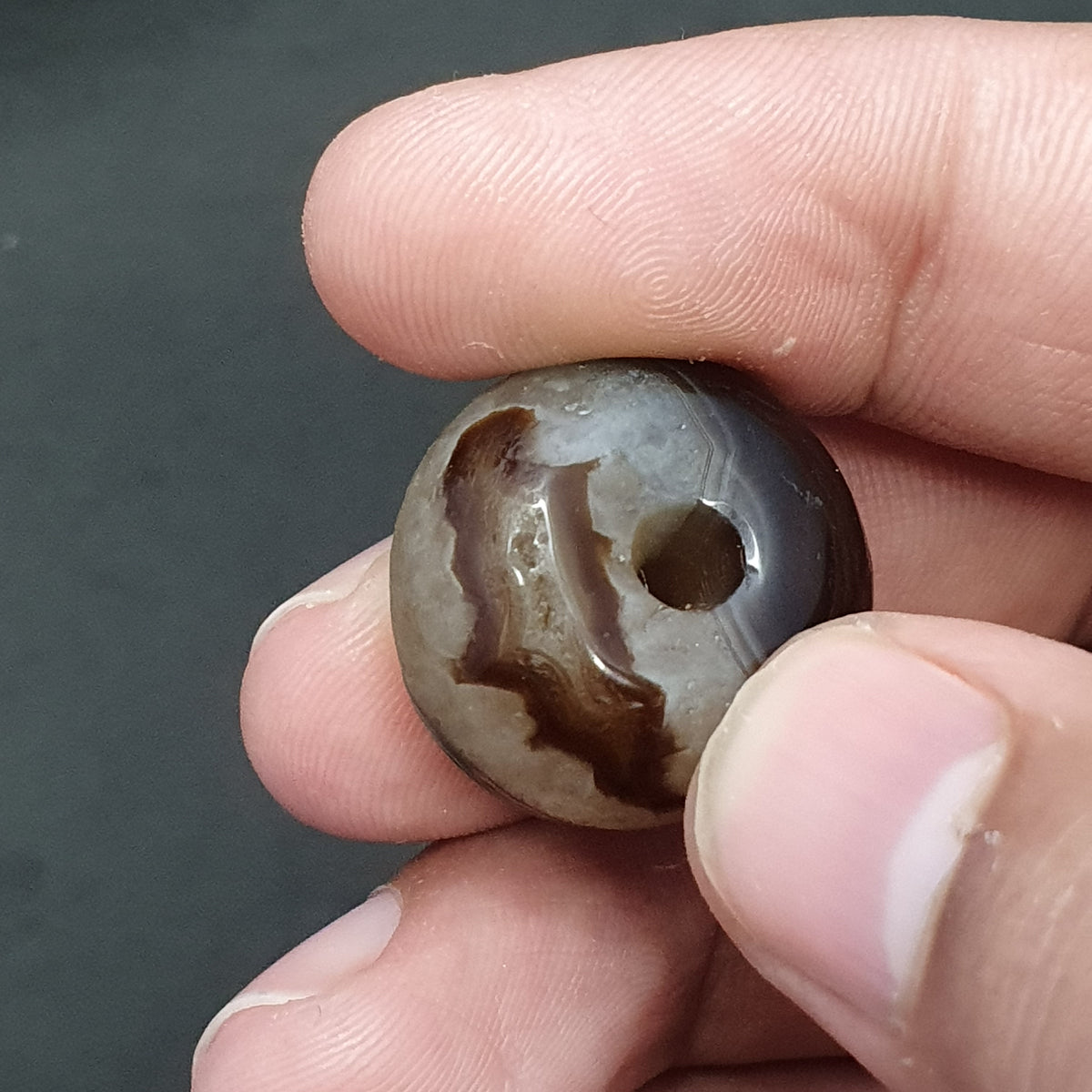 Perle tibétaine himalayenne en agate avec un motif ancien incroyable