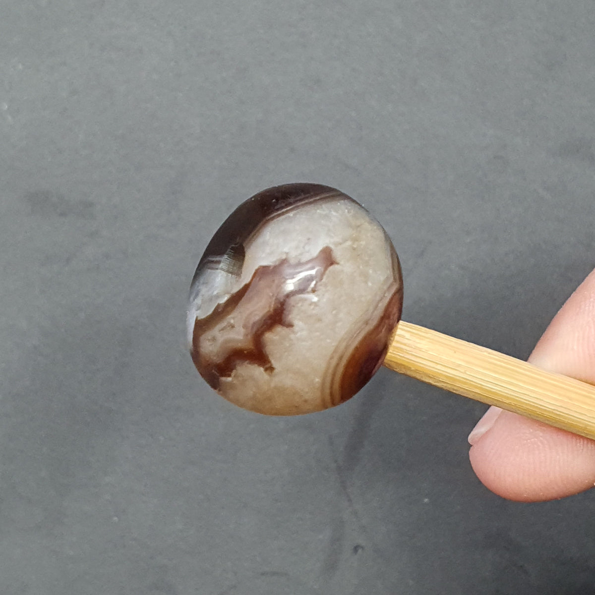 Perle tibétaine himalayenne en agate avec un motif ancien incroyable