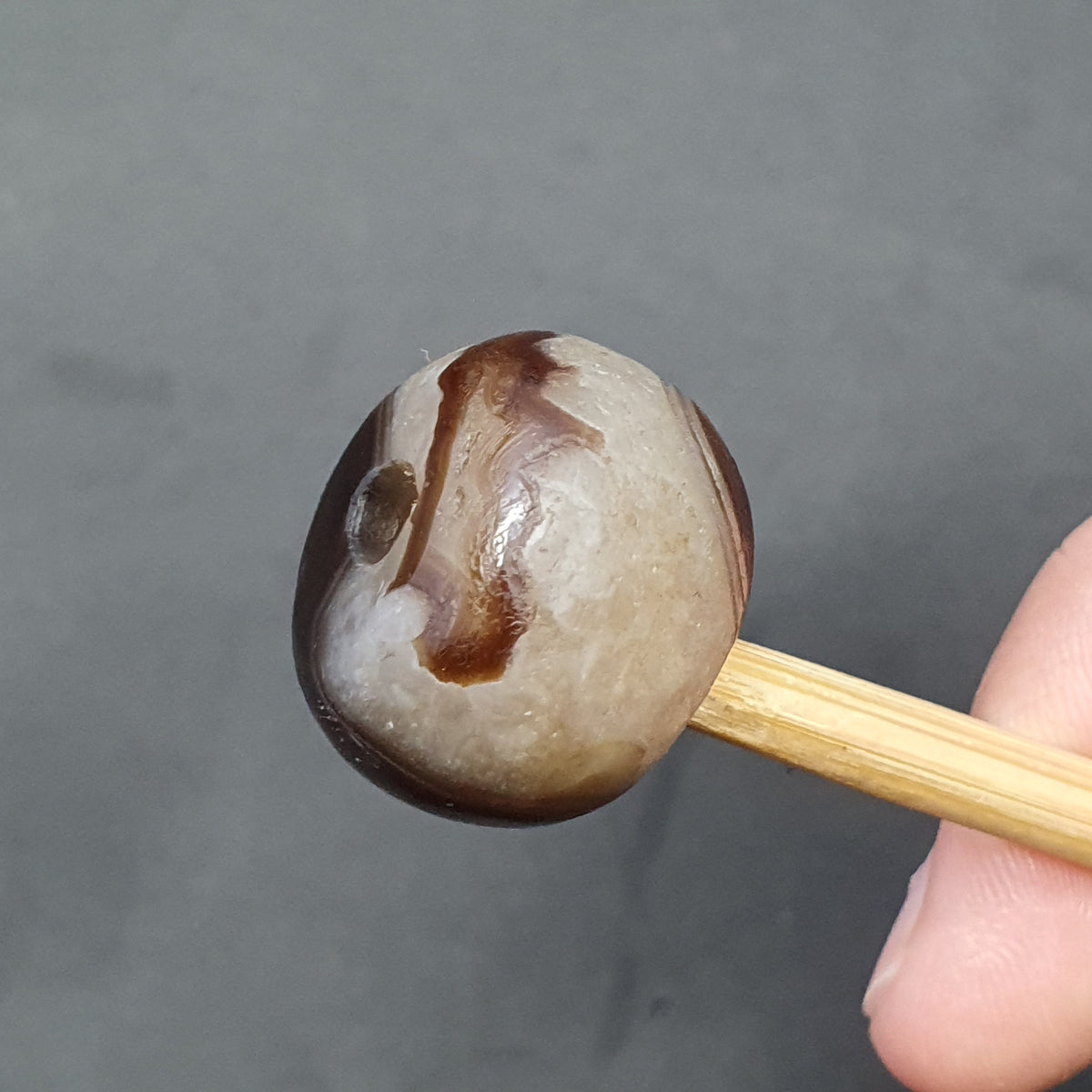 Perle tibétaine himalayenne en agate avec un motif ancien incroyable