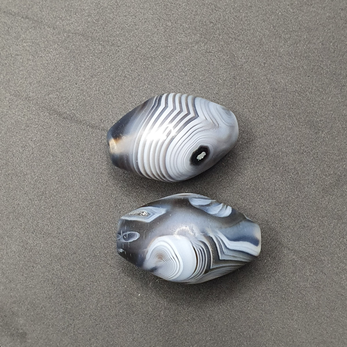 Lot vintage de 2 perles d'agate calcédoine