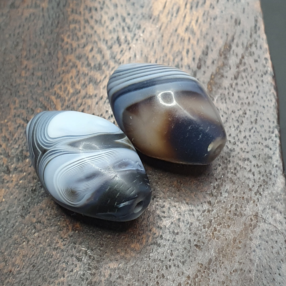 Lot vintage de 2 perles d'agate calcédoine