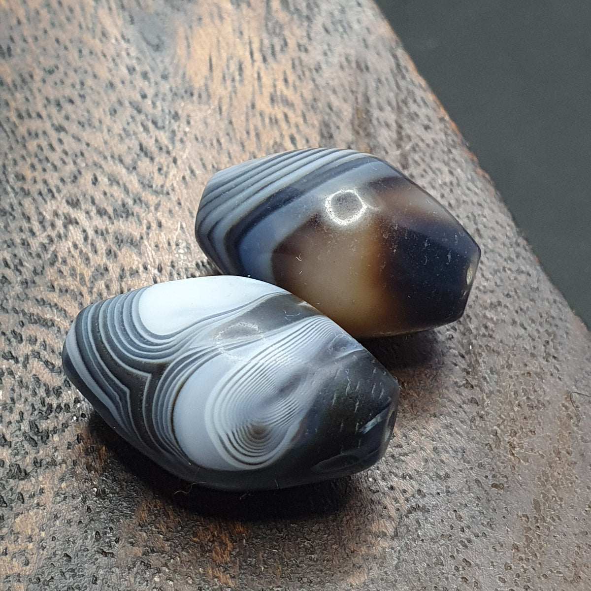 Lot vintage de 2 perles d'agate calcédoine