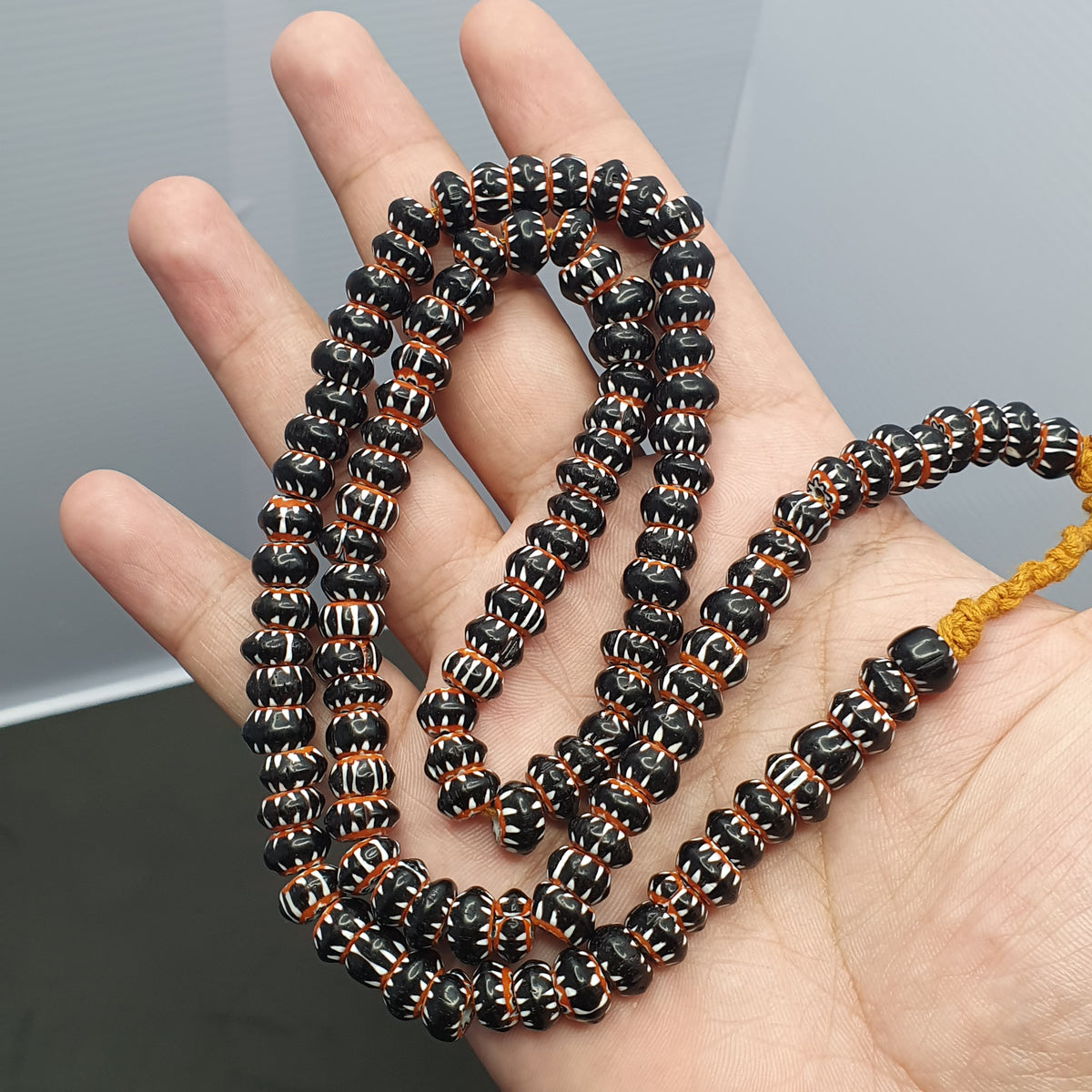 Schwarze Halskette aus venezianischen Antik-Chevron-Perlen