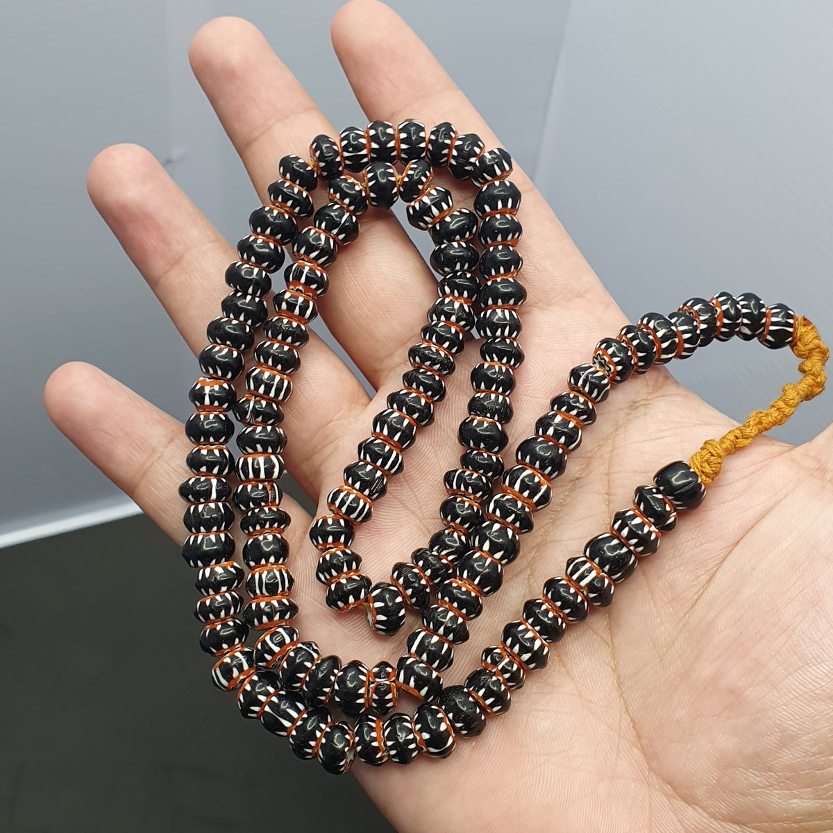 Schwarze Halskette aus venezianischen Antik-Chevron-Perlen