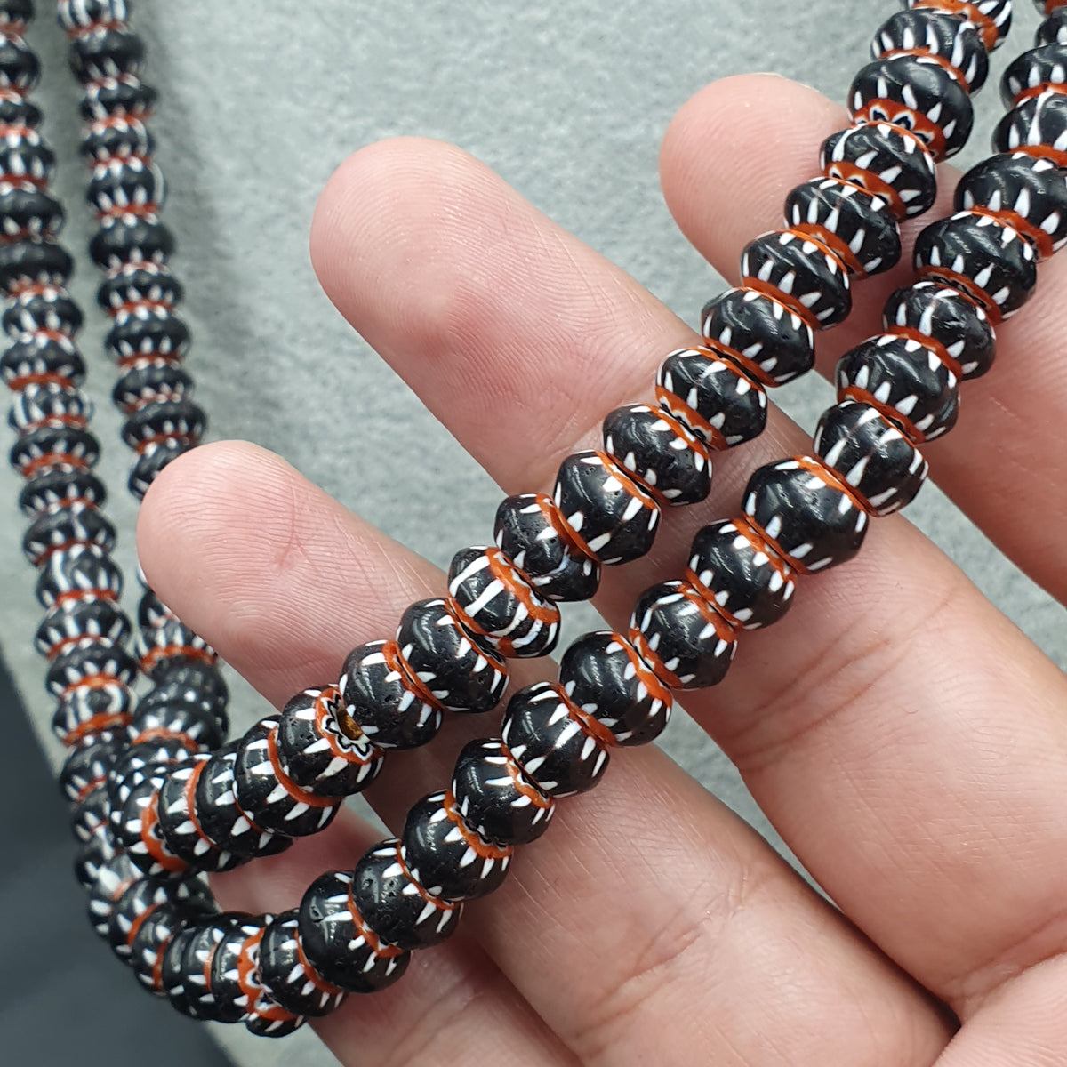 Schwarze Halskette aus venezianischen Antik-Chevron-Perlen