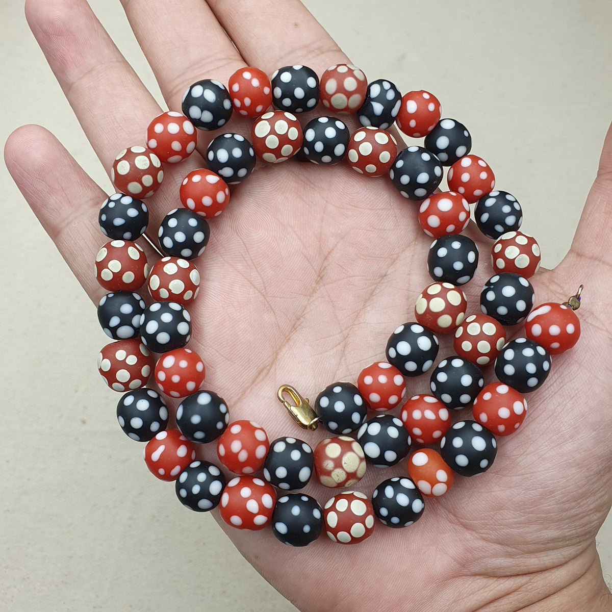 Collier de perles vintage africain en verre mouffette, points blancs, rouge et noir